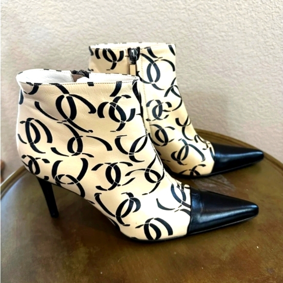 Chanel F/W 2000 runway boots - Picture 1 of 16